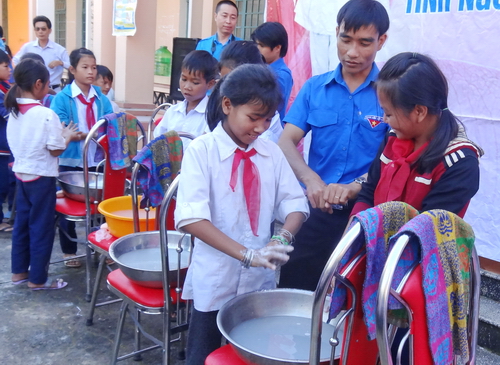 Hướng dẫn các em học sinh rửa tay bằng xà phòng